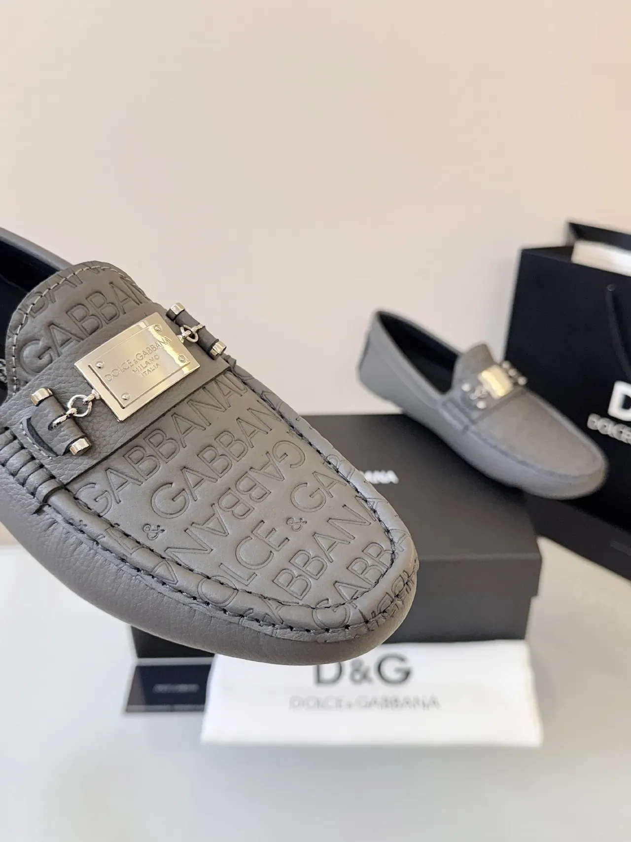 Dolce & Gabbana Portofino Mocassins Gris Monogramme Embossé 3