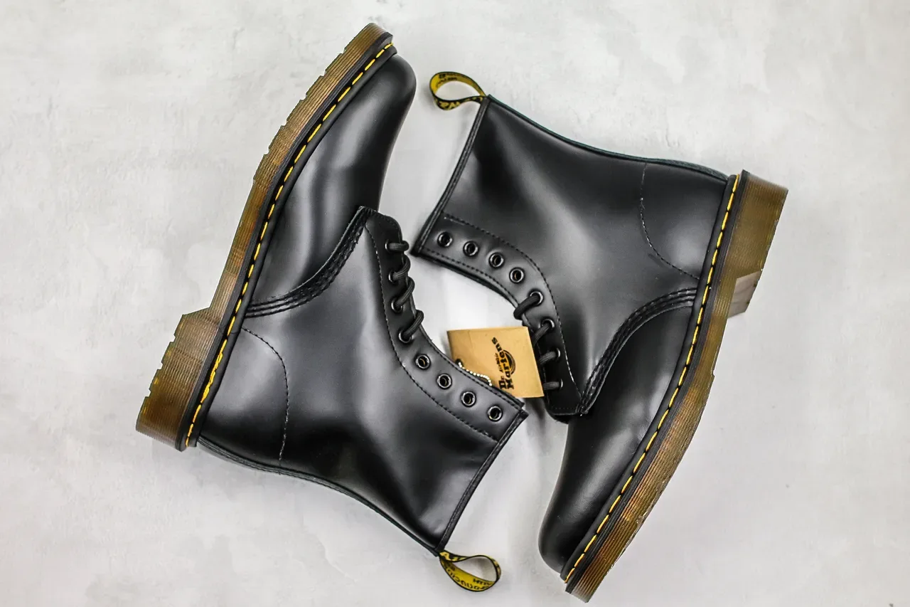 Dr. Martens 1460 কালো স্মুথ চামড়া হলুদ সেলাই মার্টিন বুট 2