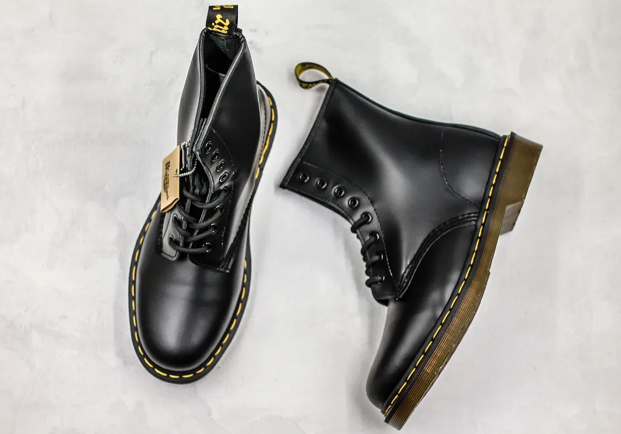 Dr. Martens 1460 কালো স্মুথ চামড়া হলুদ সেলাই মার্টিন বুট 3