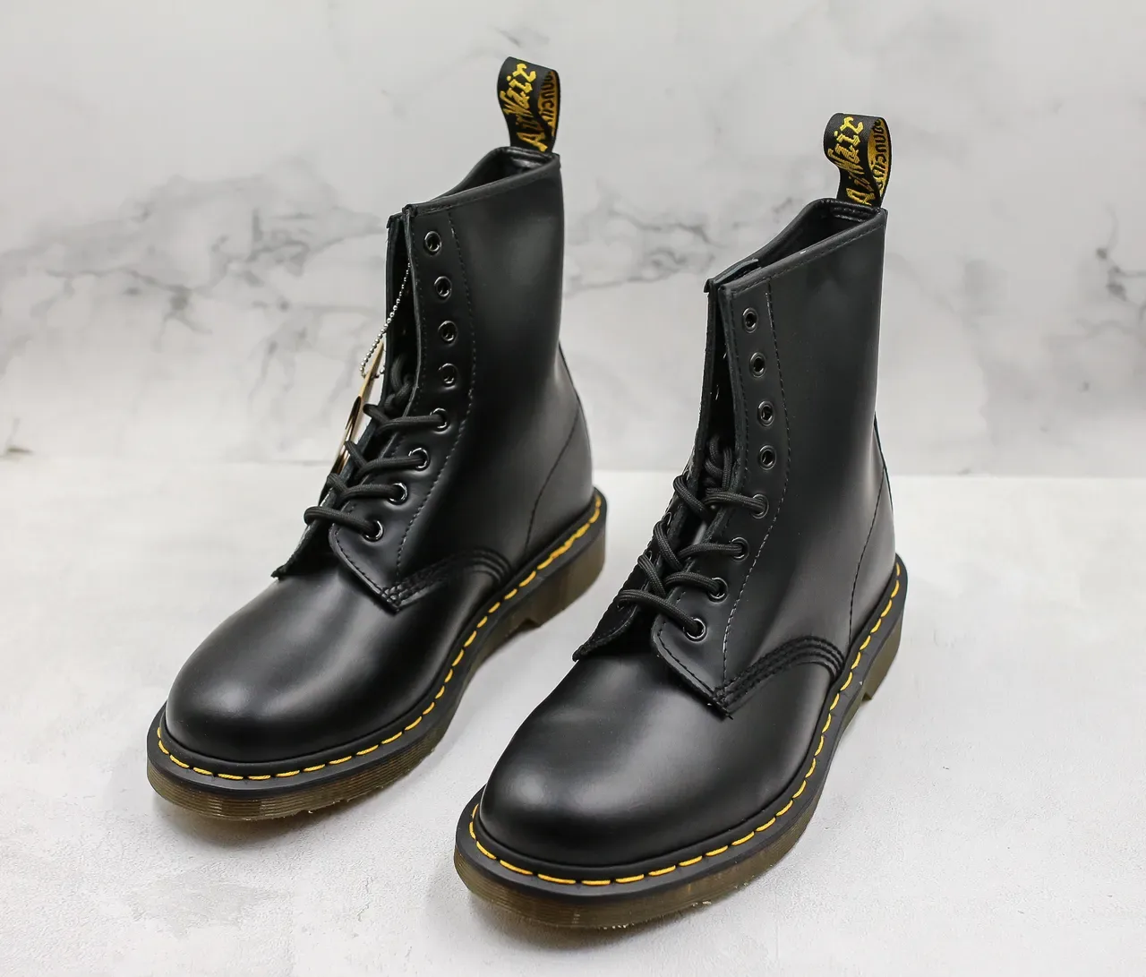 Dr. Martens 1460 কালো স্মুথ চামড়া হলুদ সেলাই মার্টিন বুট 4