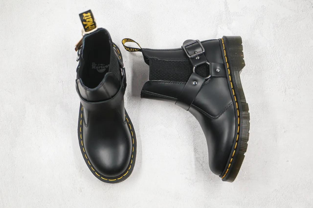Dr. Martens 1460 Harness काली पीली सिलाई चेल्सी बूट 8