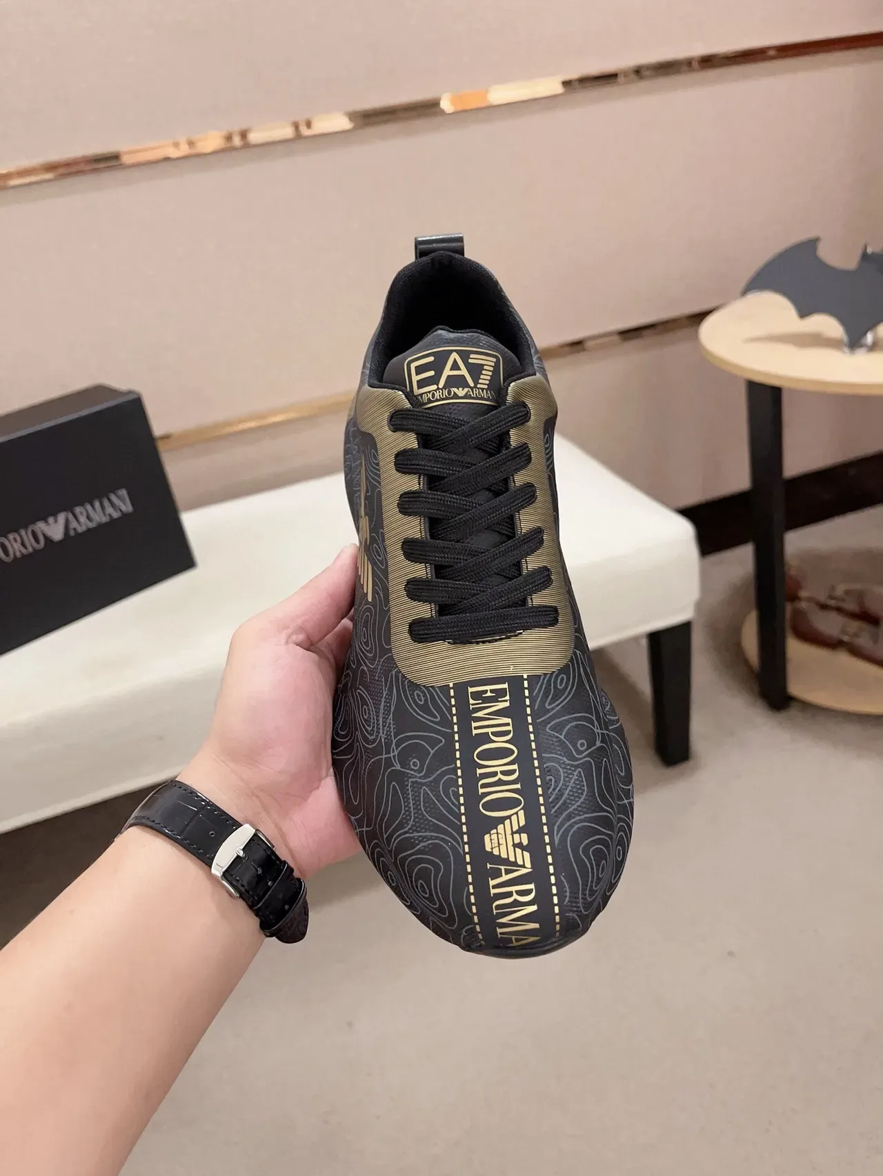 Emporio Armani কালো গোল্ড টপোগ্রাফিক লাইন প্রিন্ট ঈগল লোগো স্নিকার 2