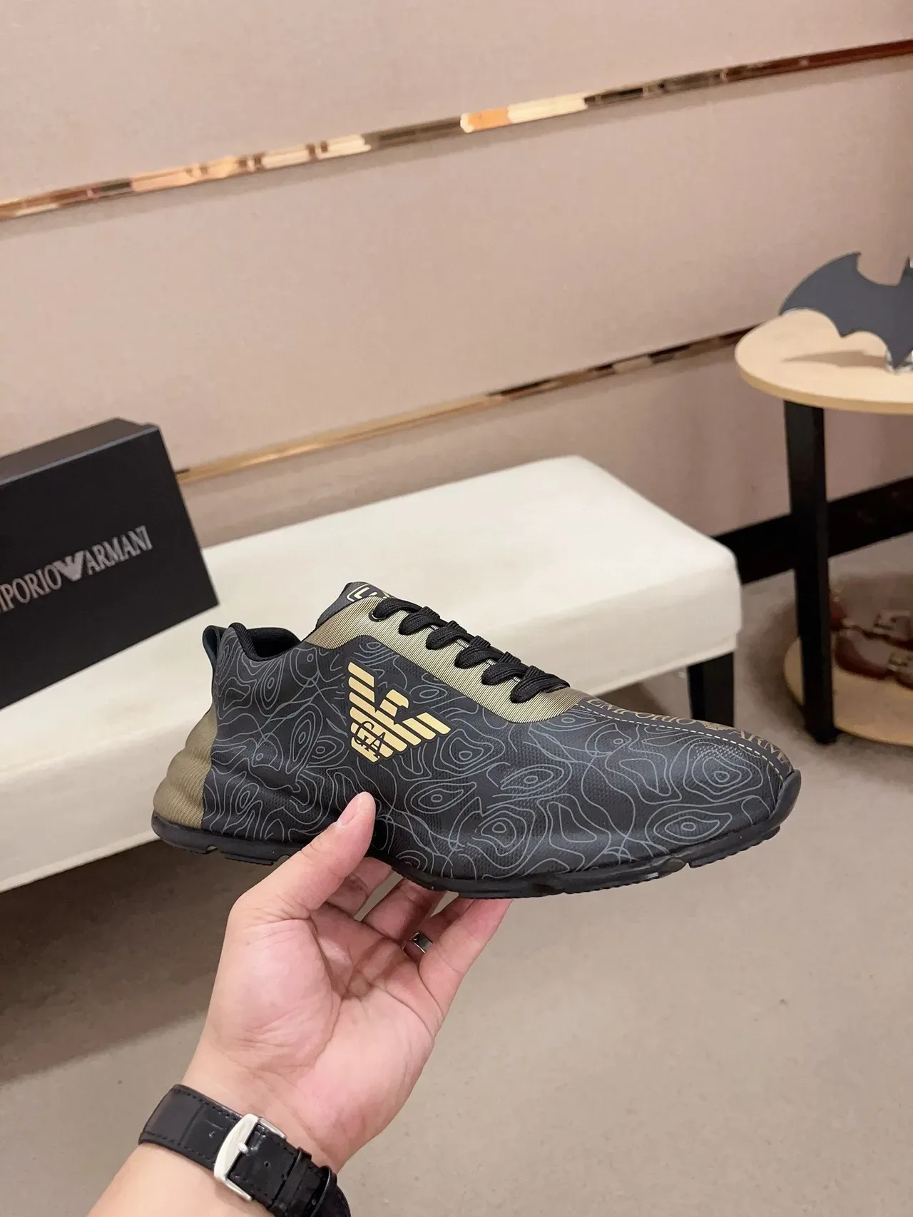 Emporio Armani কালো গোল্ড টপোগ্রাফিক লাইন প্রিন্ট ঈগল লোগো স্নিকার 4
