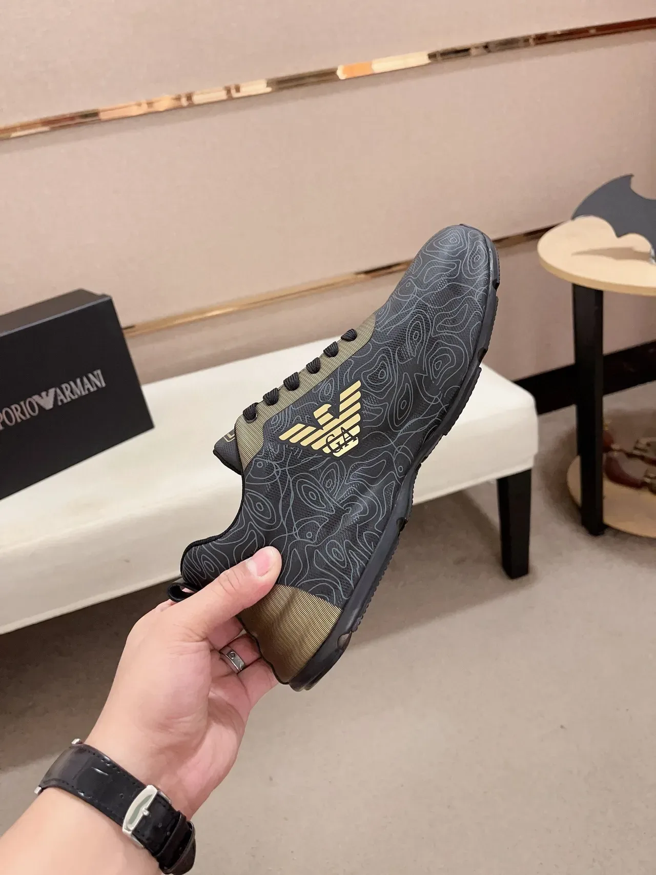 Emporio Armani কালো গোল্ড টপোগ্রাফিক লাইন প্রিন্ট ঈগল লোগো স্নিকার 5