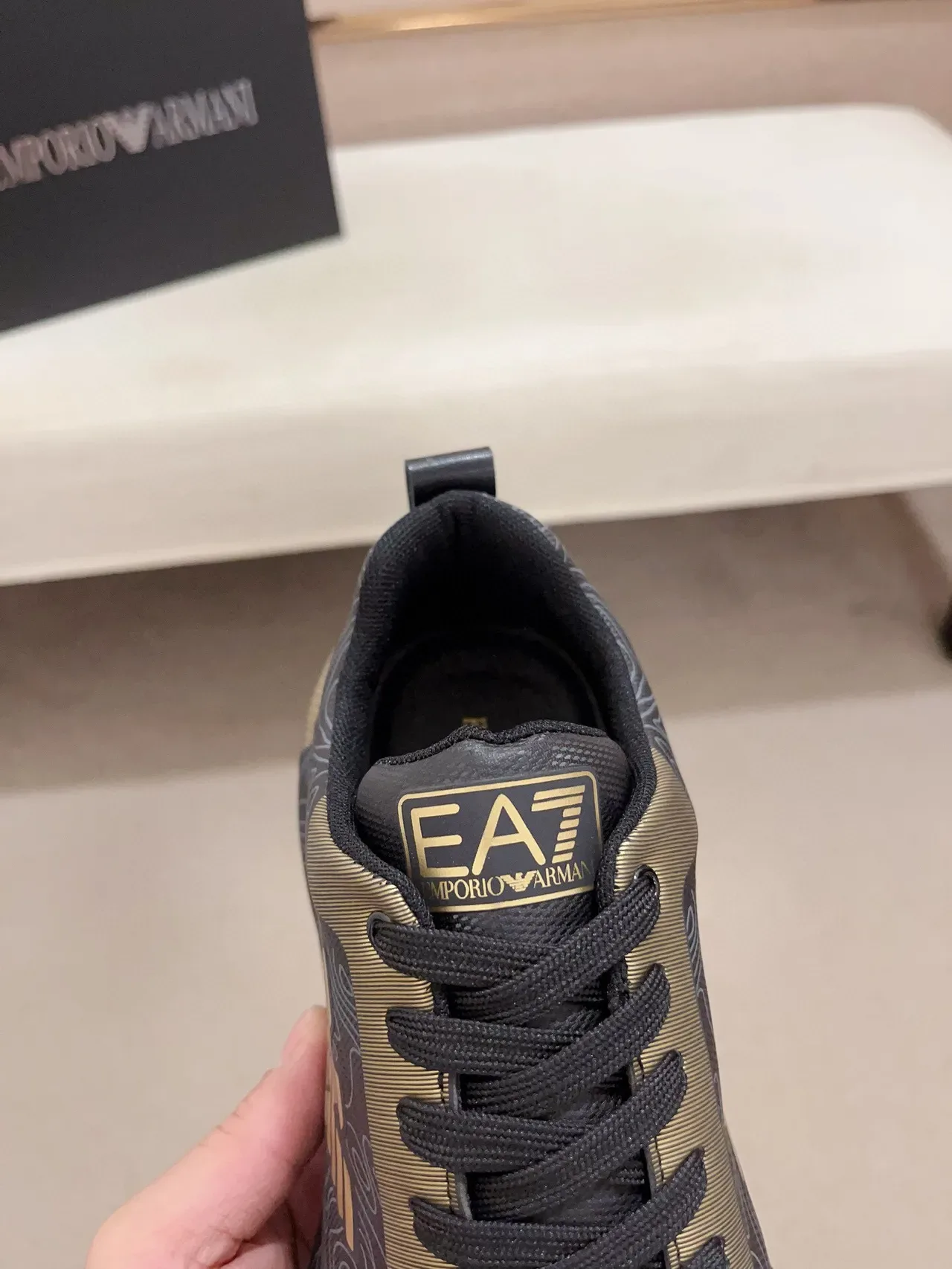 Emporio Armani কালো গোল্ড টপোগ্রাফিক লাইন প্রিন্ট ঈগল লোগো স্নিকার 6