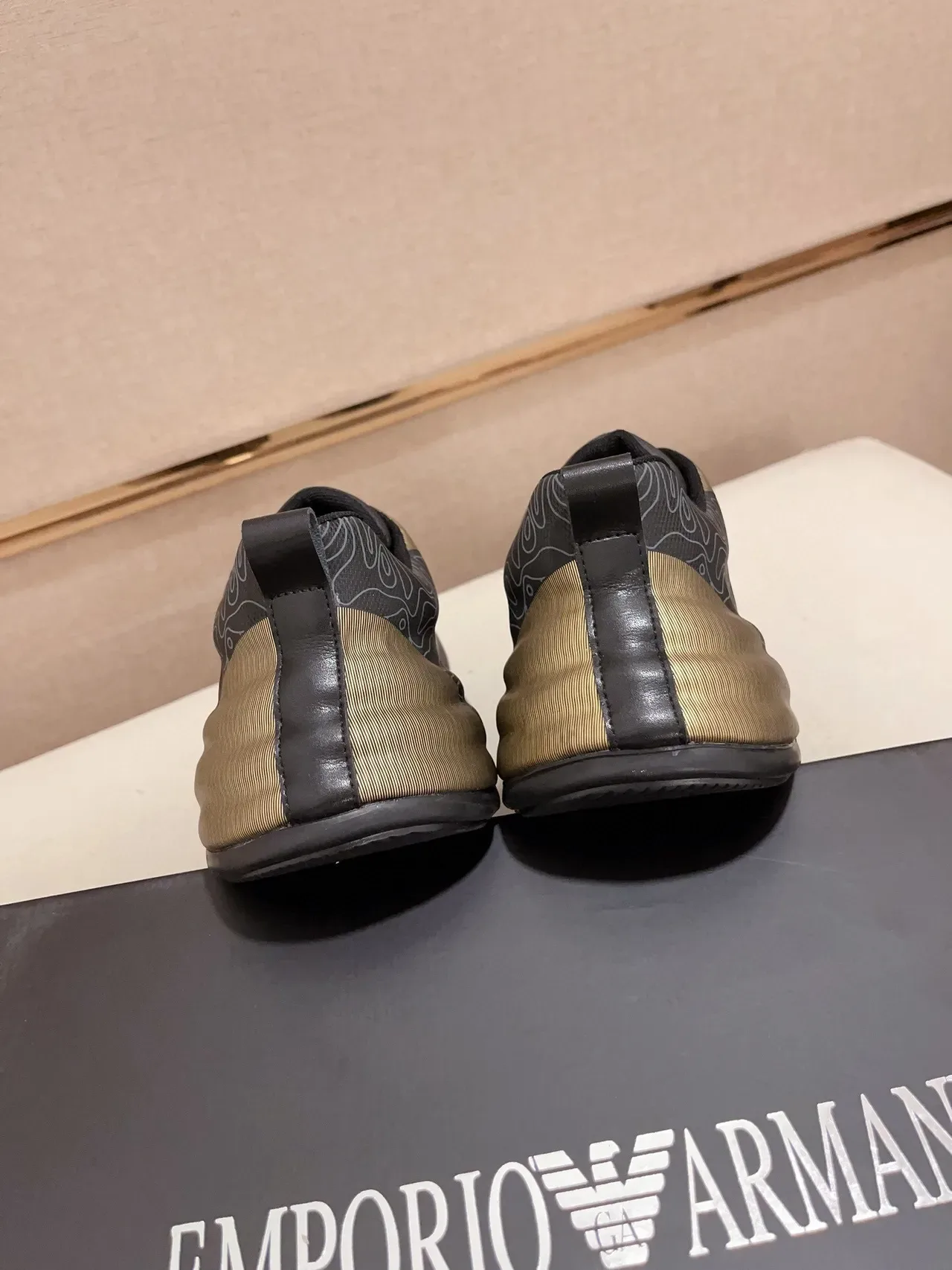Emporio Armani কালো গোল্ড টপোগ্রাফিক লাইন প্রিন্ট ঈগল লোগো স্নিকার 8