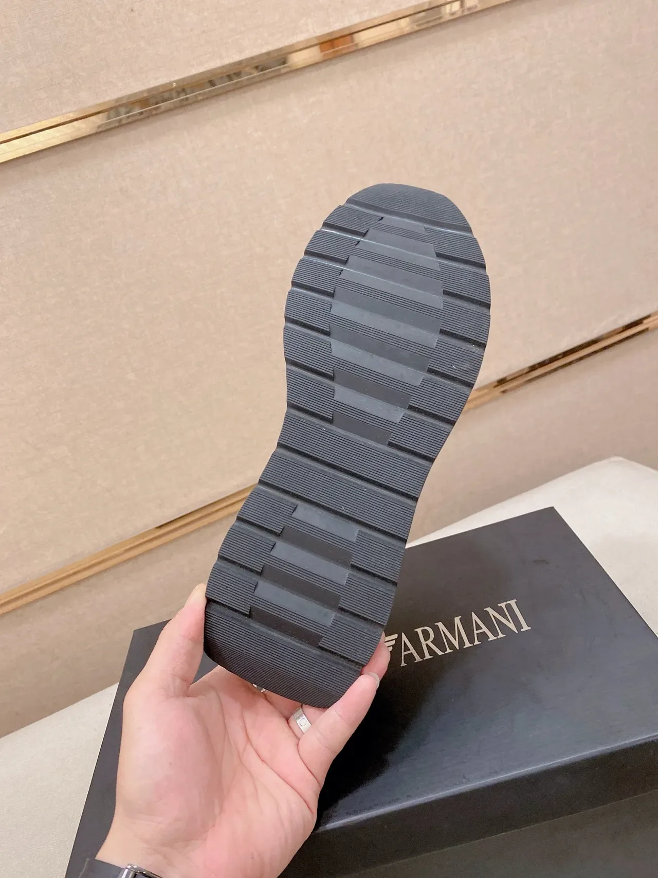 Emporio Armani Marrom Bege Slip-On Tênis Lifestyle em Tricô com Cinto de Couro em Camadas 2