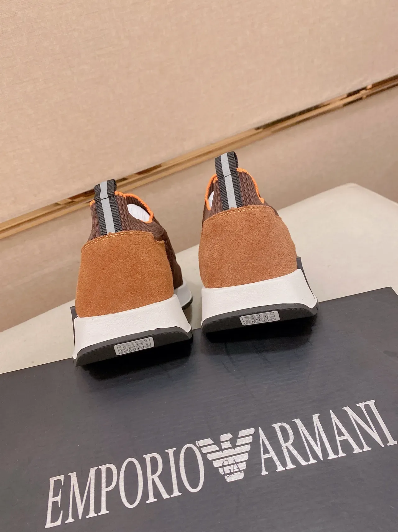 Emporio Armani Marrom Bege Slip-On Tênis Lifestyle em Tricô com Cinto de Couro em Camadas 3