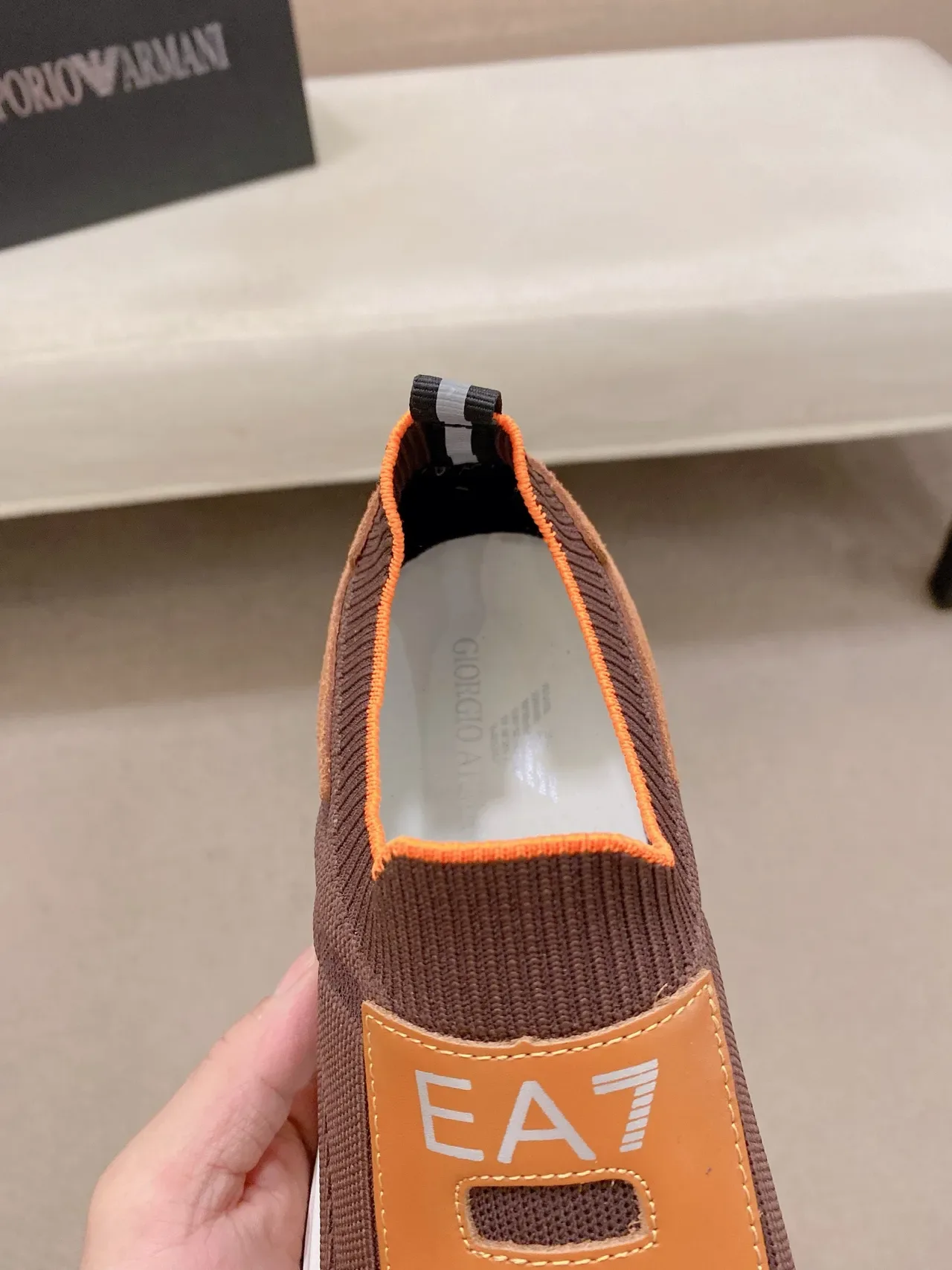 Emporio Armani Marrom Bege Slip-On Tênis Lifestyle em Tricô com Cinto de Couro em Camadas 4