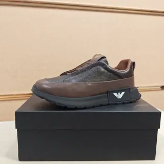 Emporio Armani Zapatos Slip-On Construction Marrón y Negro Cuero Pebbled y Smooth Leather Contraste