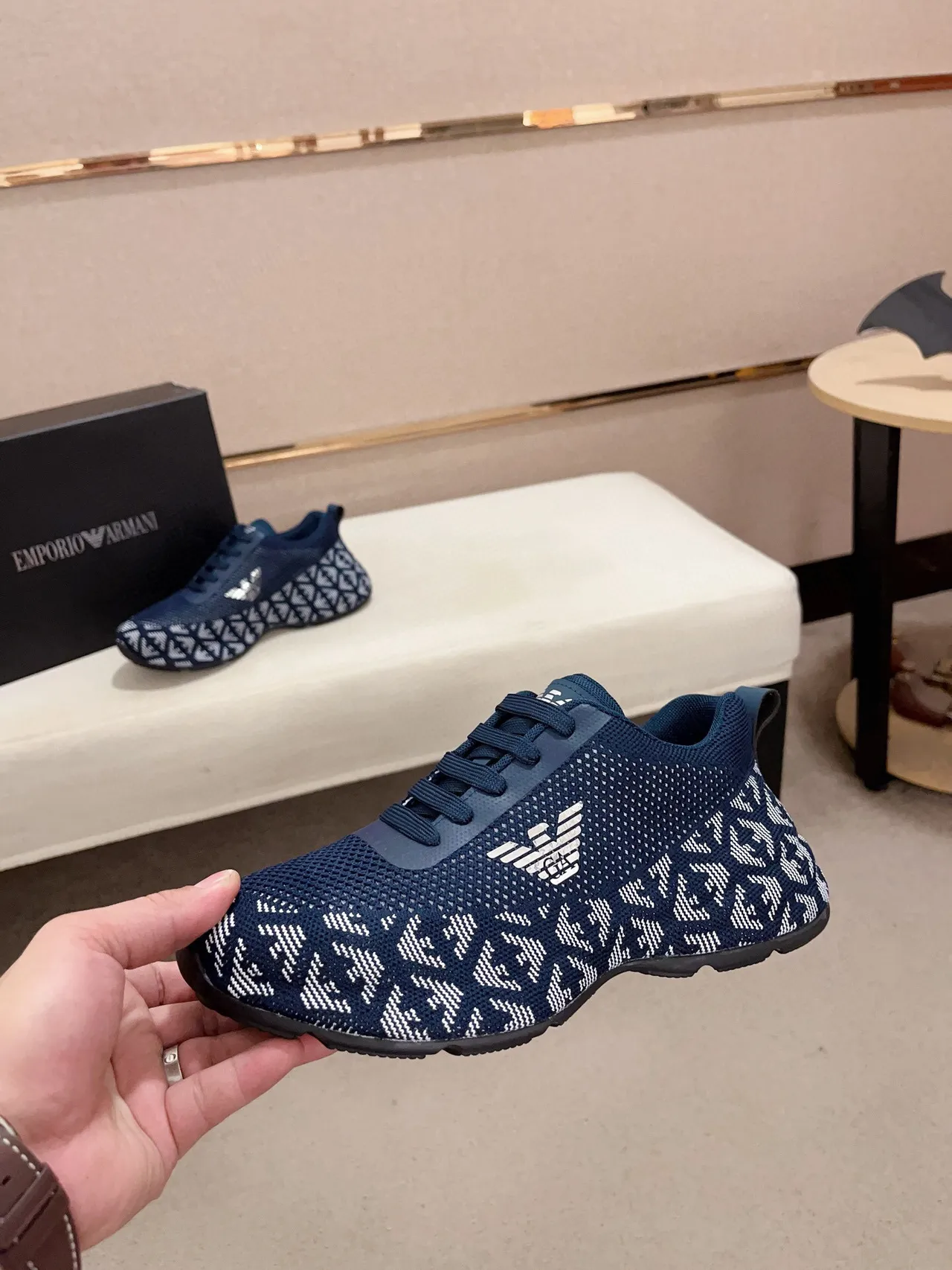 Emporio Armani Zapatillas Azul Marino y Blanco con Monograma de Punto 3