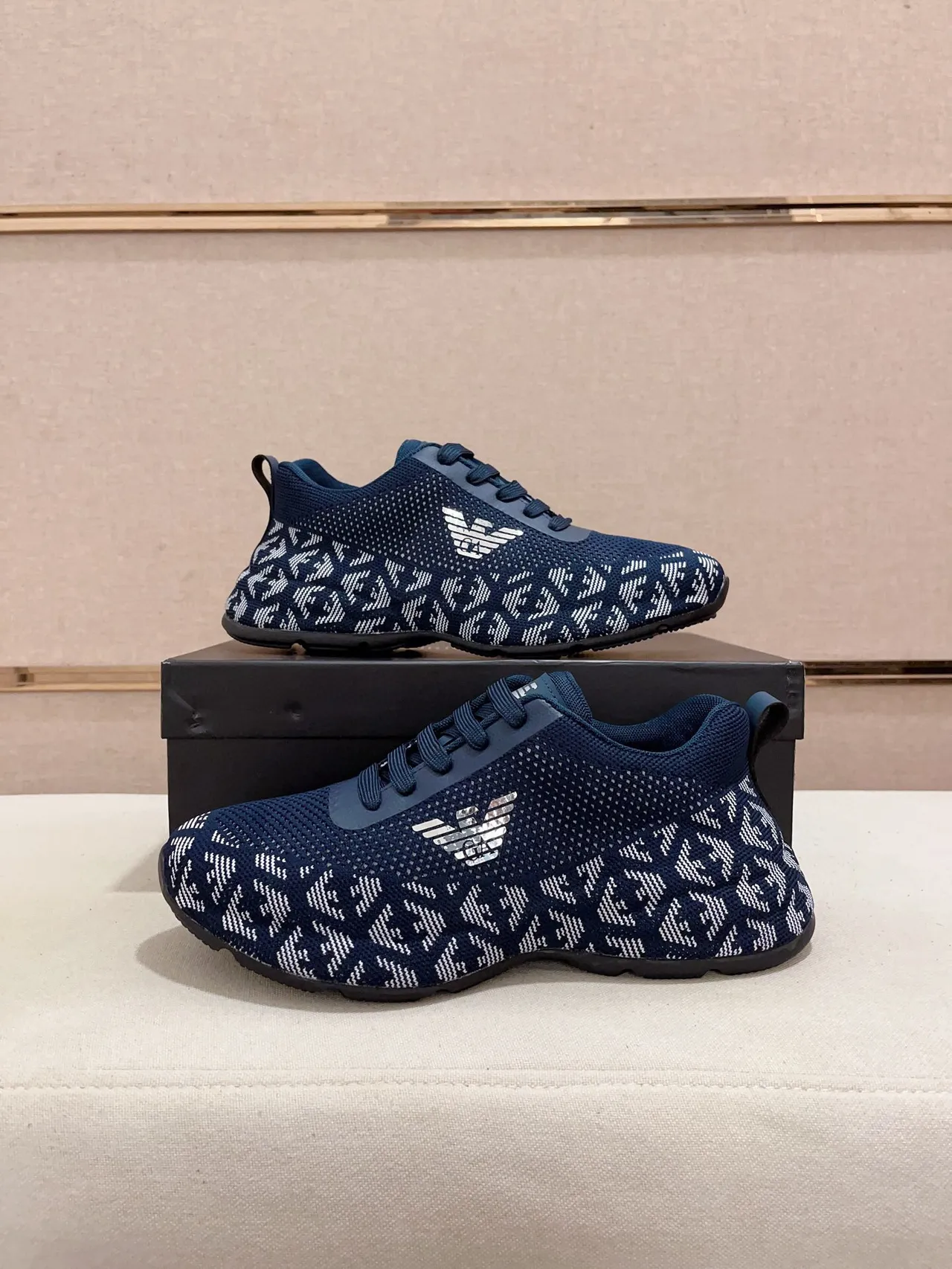 Emporio Armani Zapatillas Azul Marino y Blanco con Monograma de Punto 7
