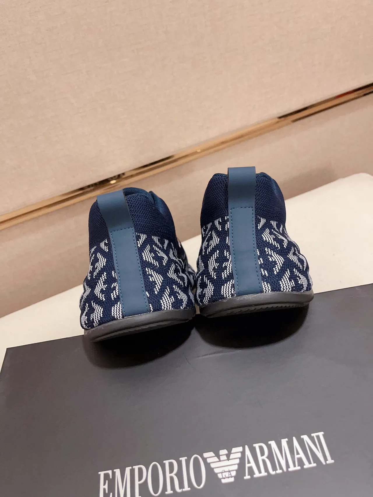 Emporio Armani Zapatillas Azul Marino y Blanco con Monograma de Punto 8