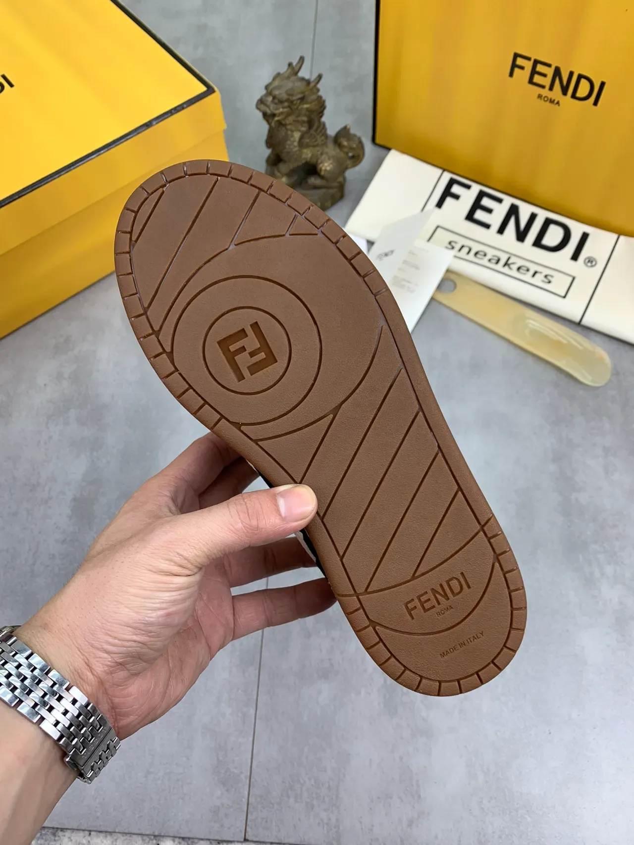 Fendi भूरा काला लो-टॉप मिक्स्ड मटेरियल लाइफस्टाइल स्नीकर 3