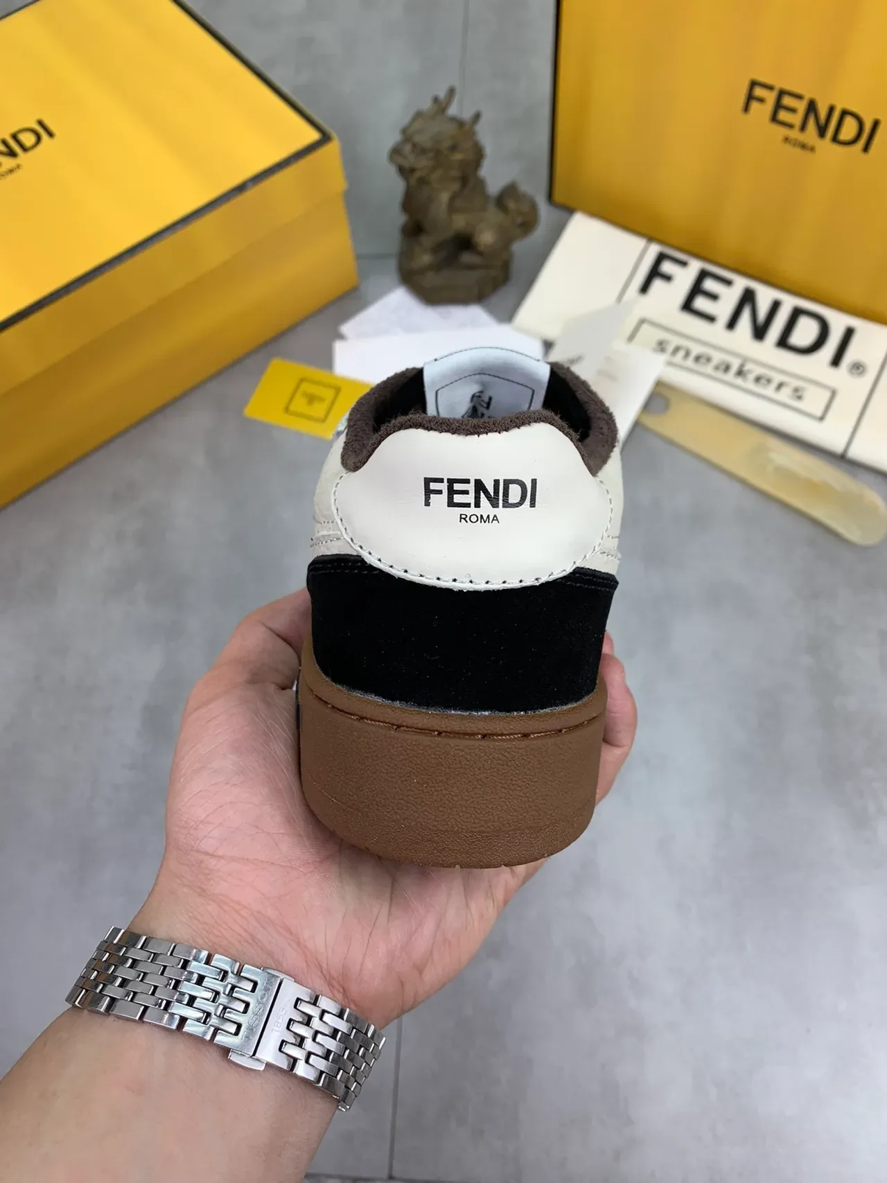 Fendi भूरा काला लो-टॉप मिक्स्ड मटेरियल लाइफस्टाइल स्नीकर 4