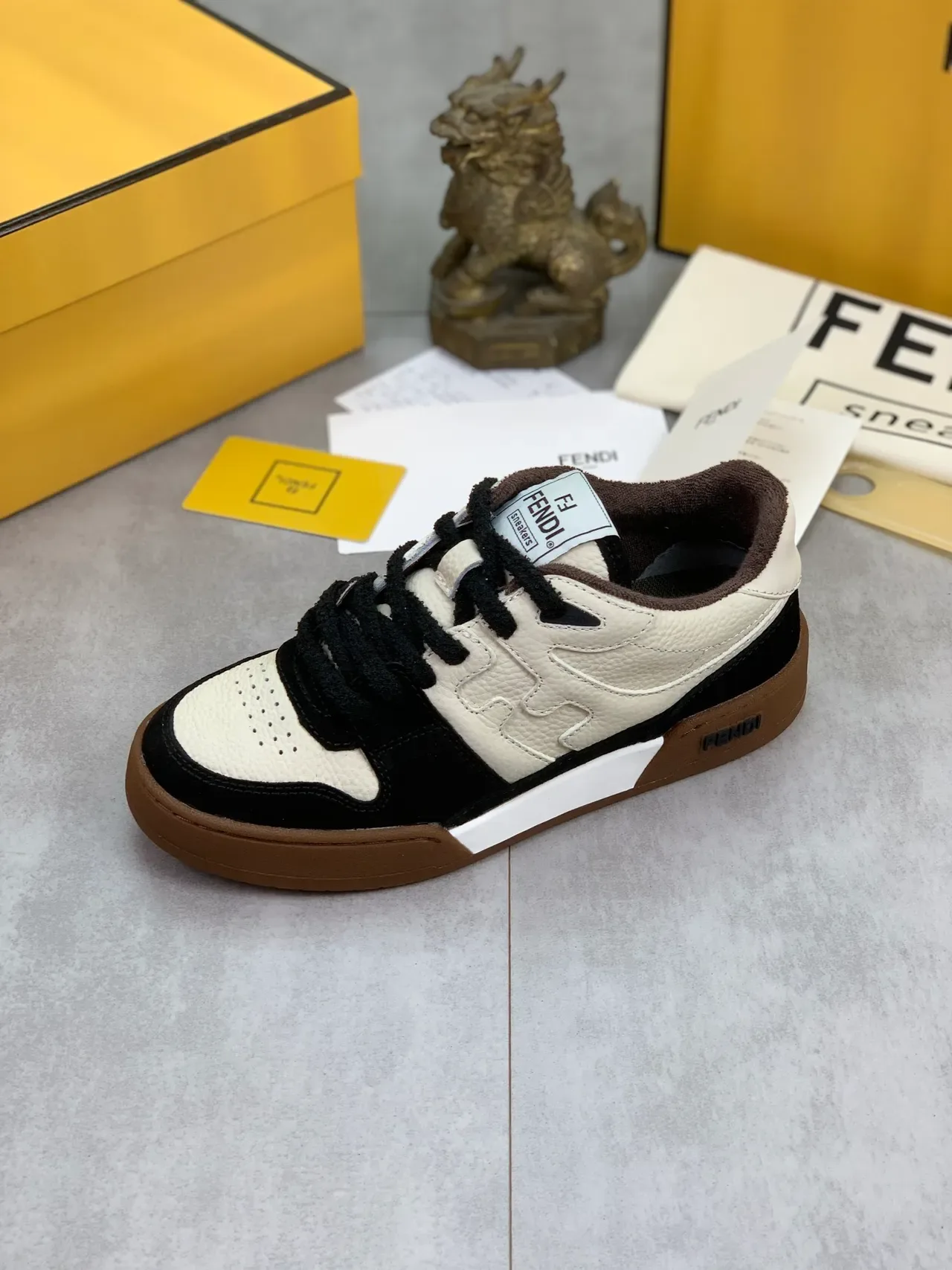 Fendi भूरा काला लो-टॉप मिक्स्ड मटेरियल लाइफस्टाइल स्नीकर 5