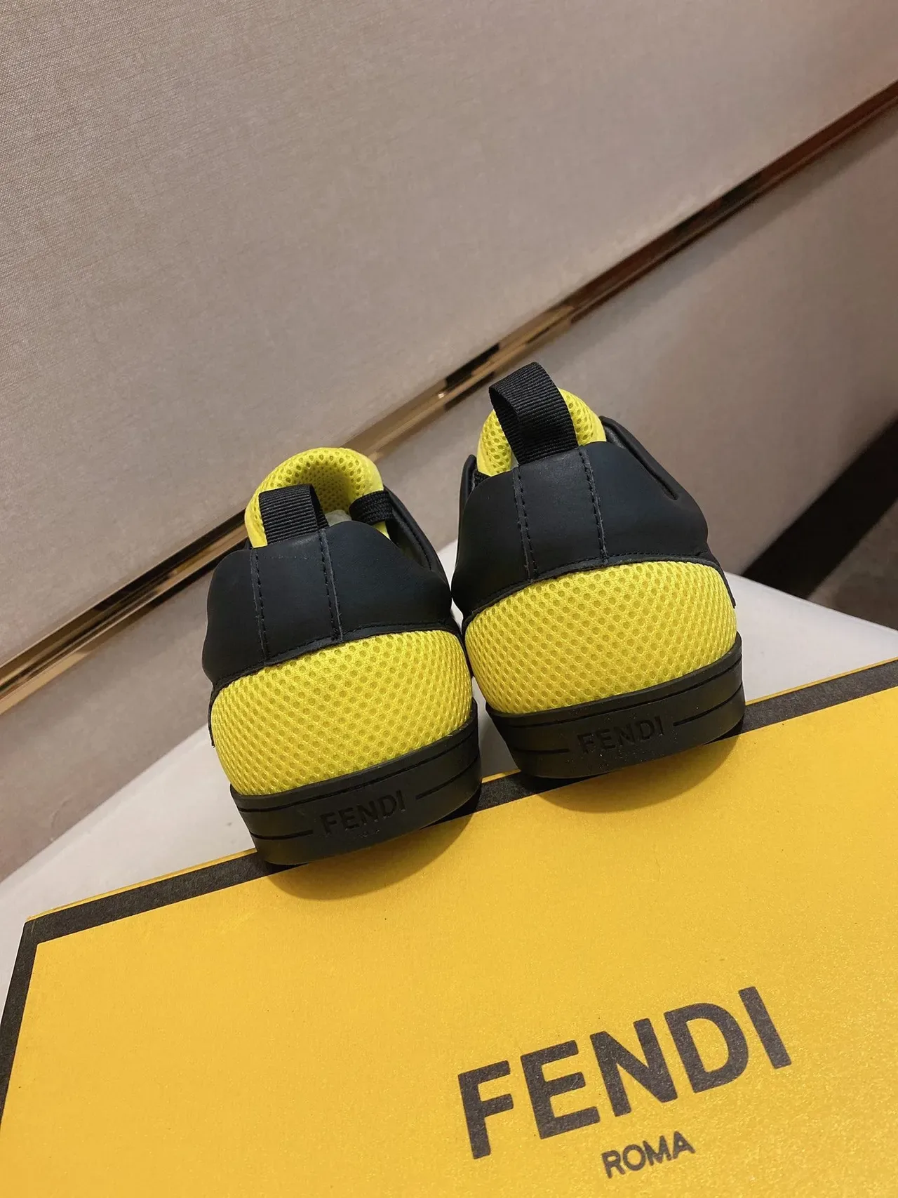 Fendi Preto Amarelo baixo couro superior sneakers estilo de vida 3