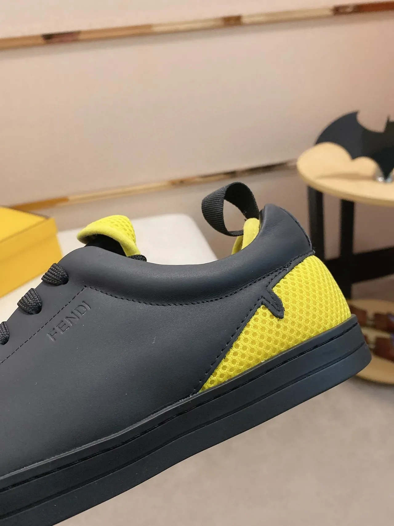 Fendi Preto Amarelo baixo couro superior sneakers estilo de vida 4
