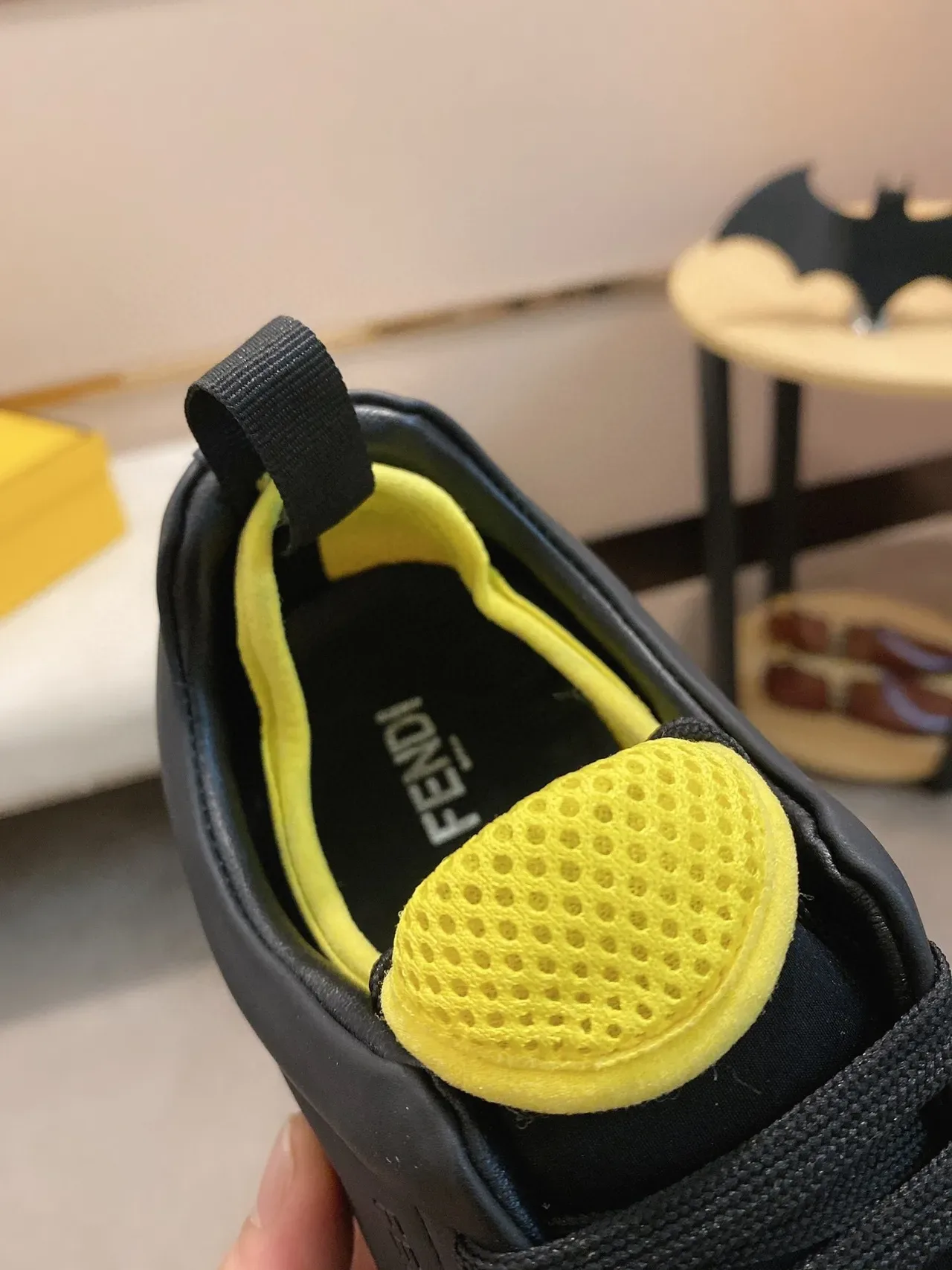 Fendi Preto Amarelo baixo couro superior sneakers estilo de vida 5
