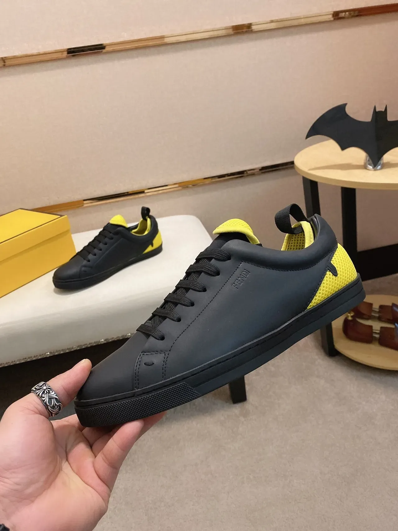 Fendi Preto Amarelo baixo couro superior sneakers estilo de vida 8