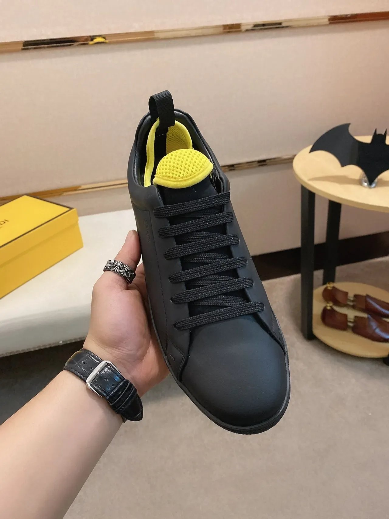 Fendi Preto Amarelo baixo couro superior sneakers estilo de vida 9