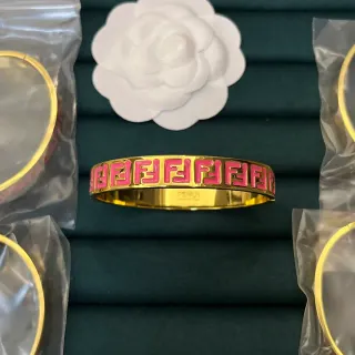Fendi FF Logo 粉色珐琅金色调手镯手链