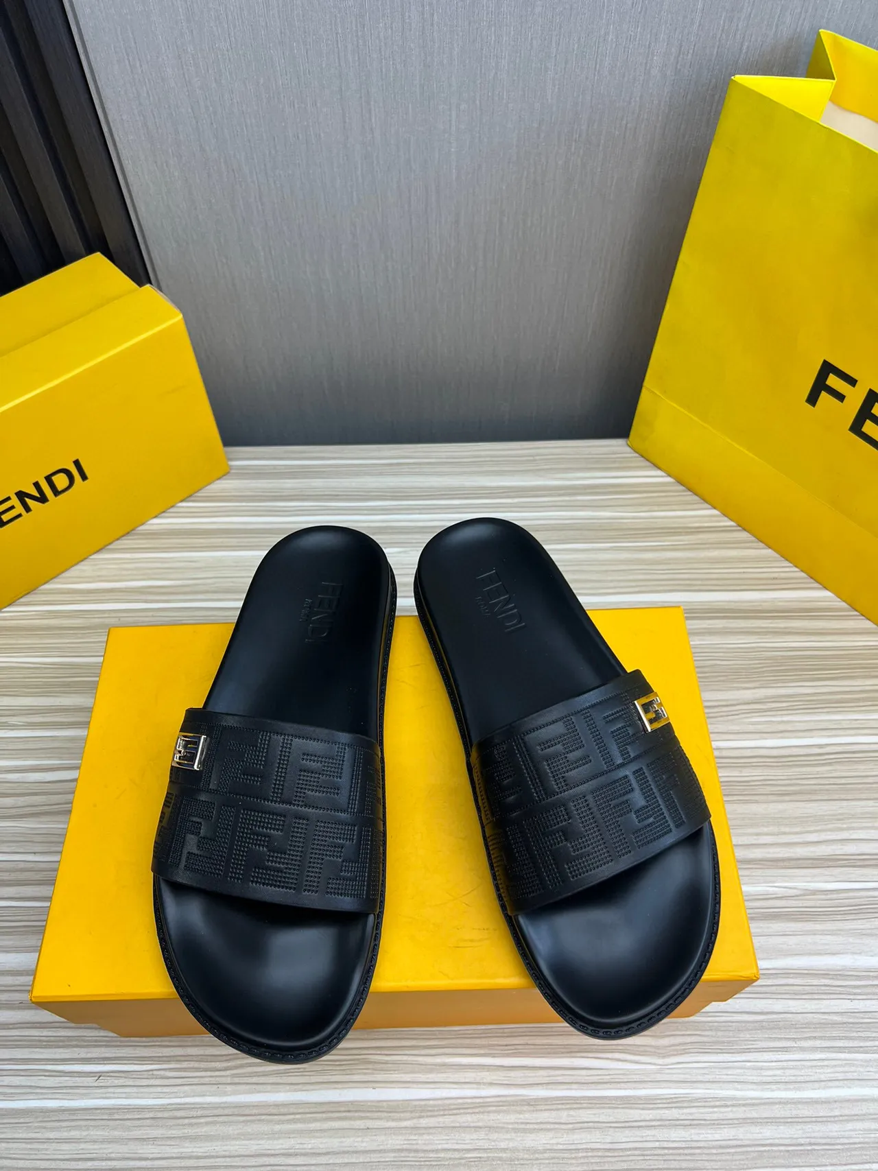 Fendi FF Logo Slide chinelos de borracha pretos 2