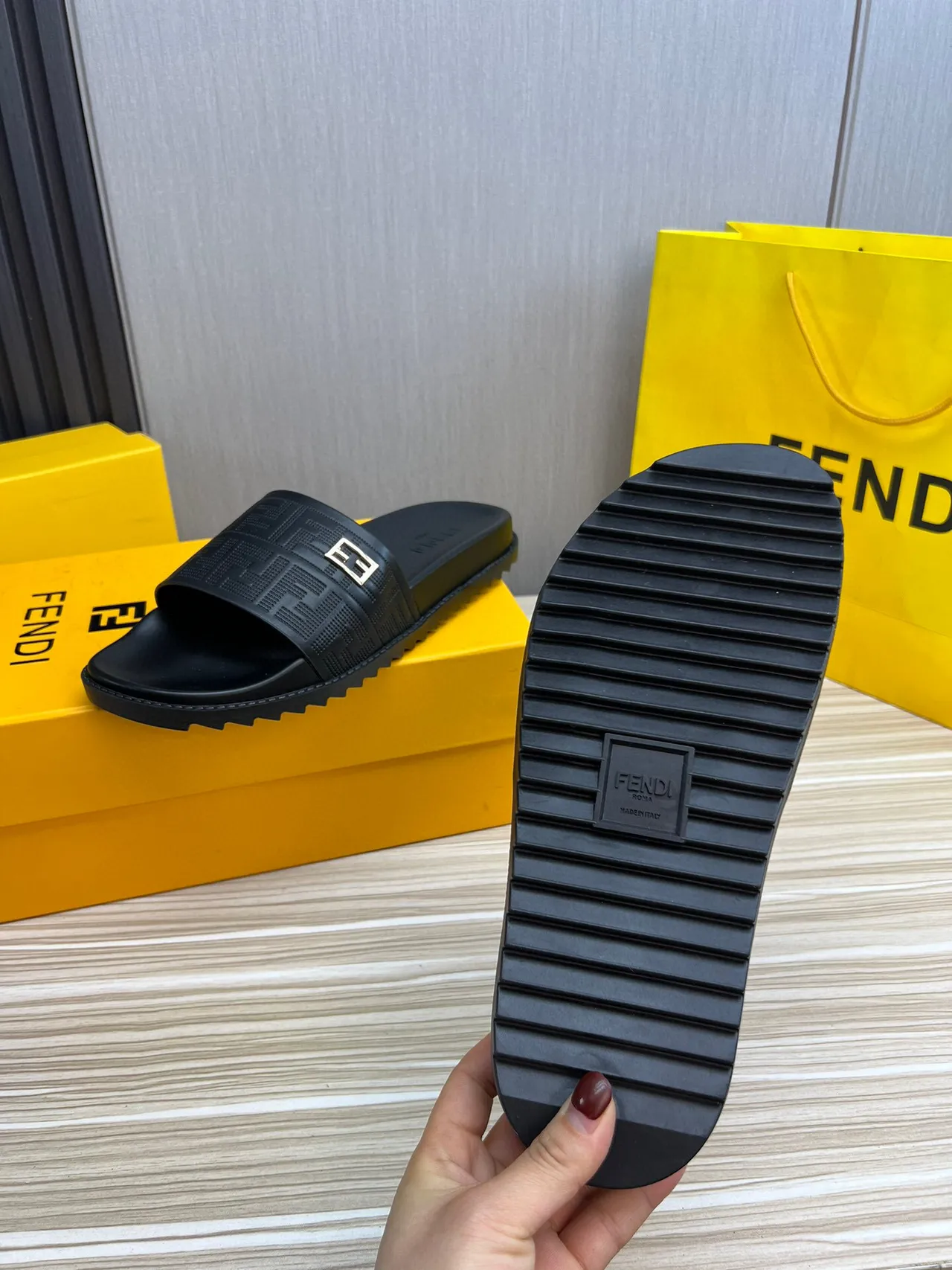Fendi FF Logo Slide chinelos de borracha pretos 3