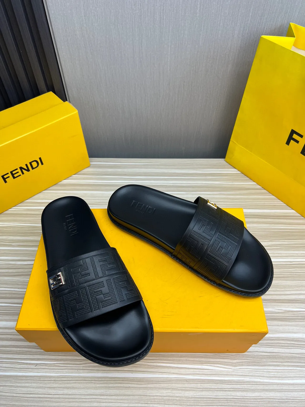 Fendi FF Logo Slide chinelos de borracha pretos 4
