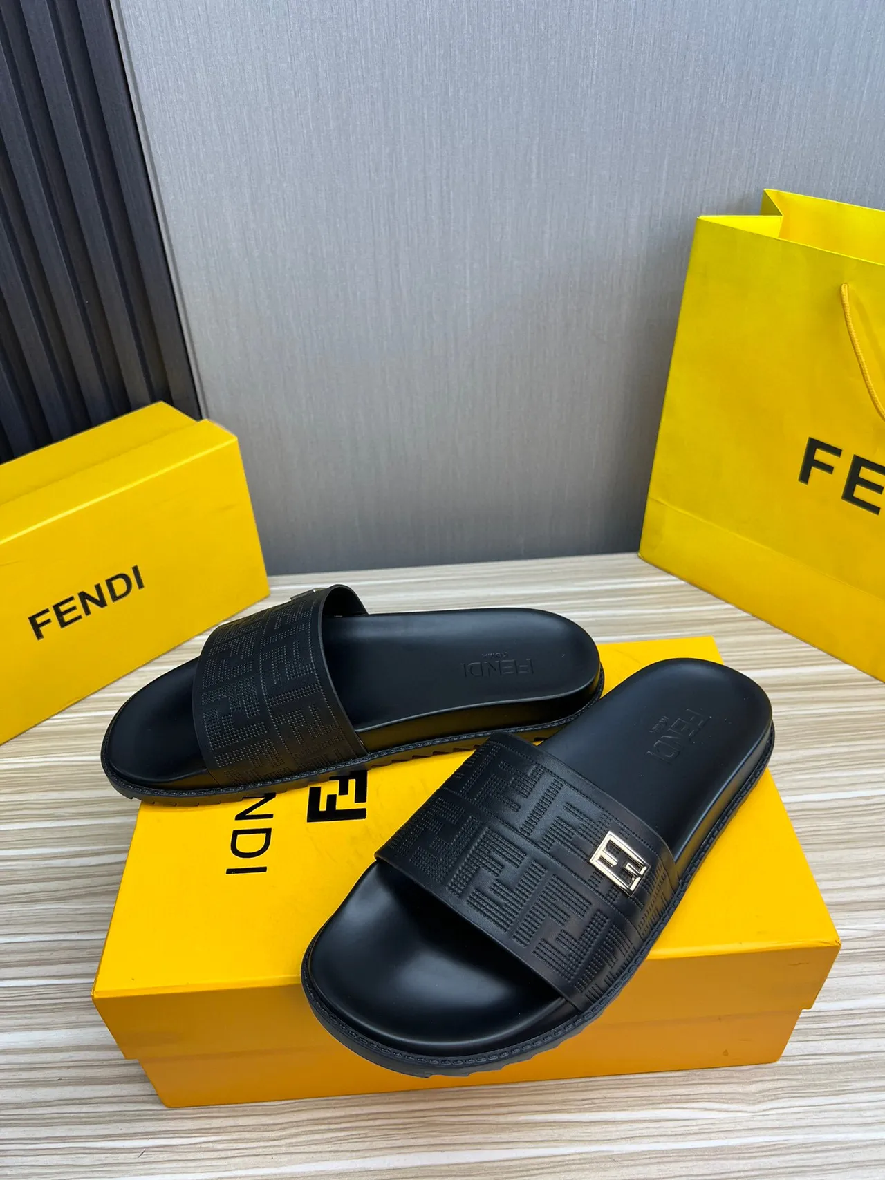 Fendi FF Logo Slide chinelos de borracha pretos 5
