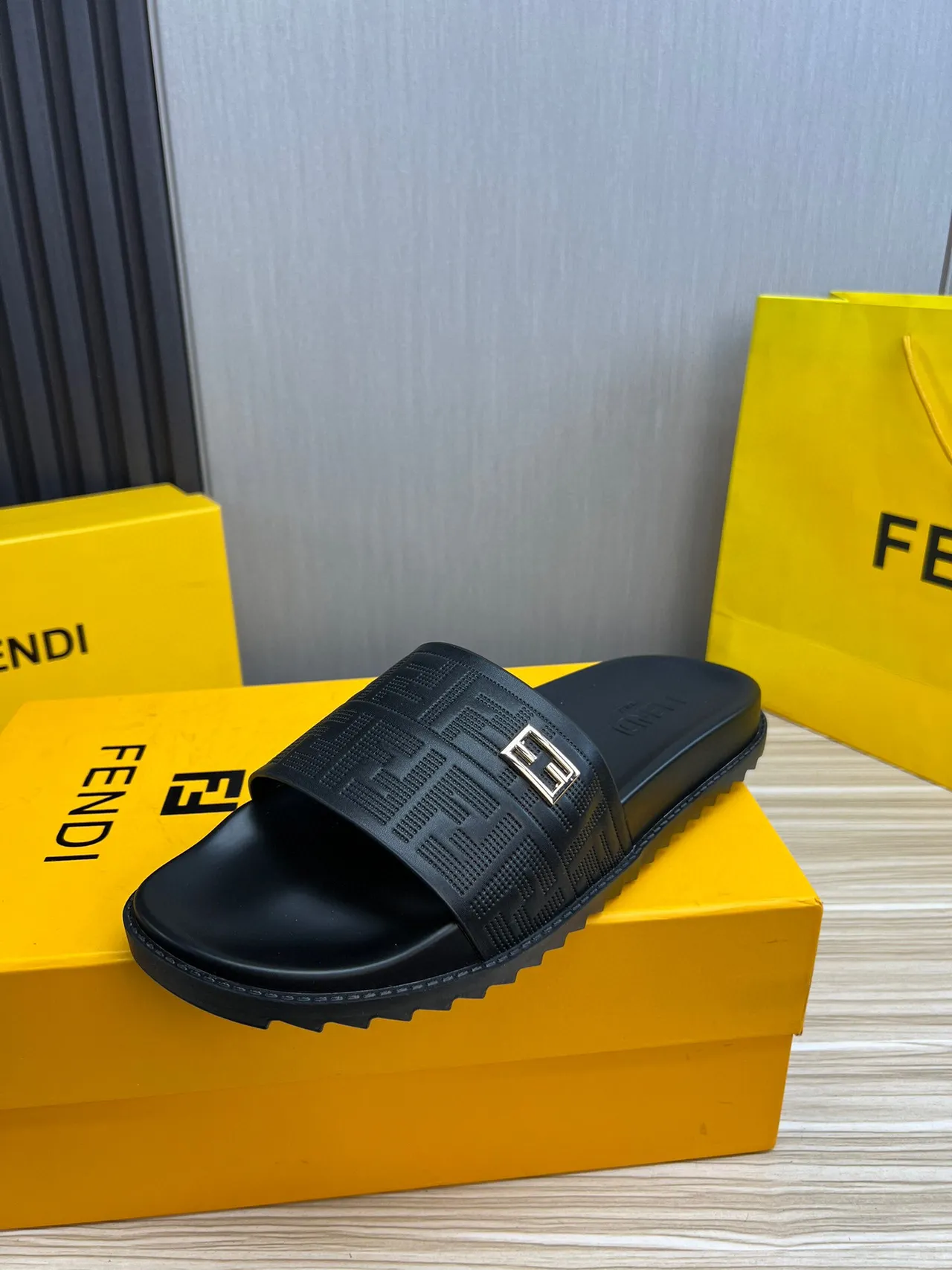 Fendi FF Logo Slide chinelos de borracha pretos 6