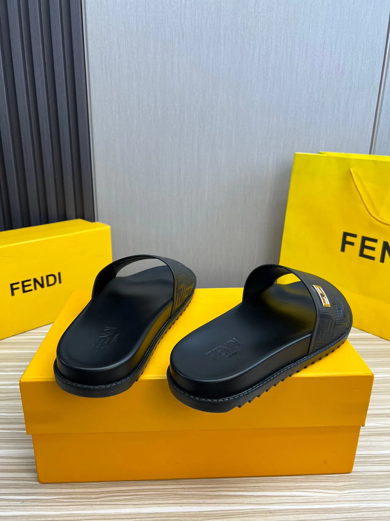 Fendi FF Logo Slide chinelos de borracha pretos 7