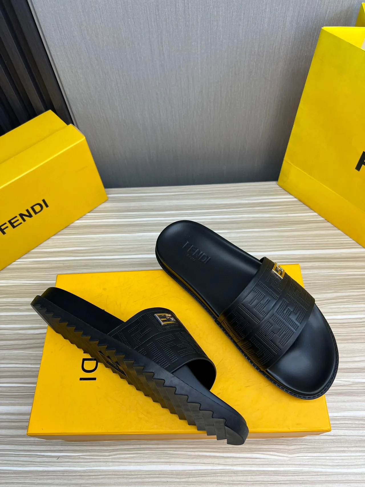 Fendi FF Logo Slide chinelos de borracha pretos 8