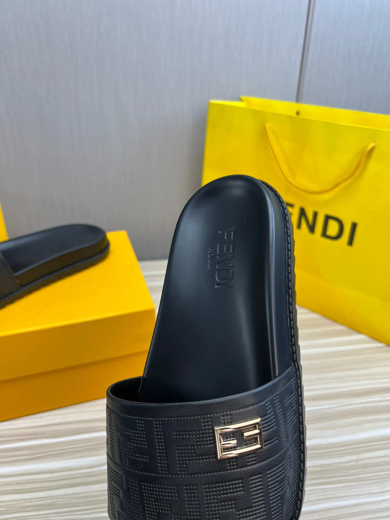 Fendi FF Logo Slide chinelos de borracha pretos 9