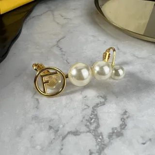 Fendi FF মুক্তা ট্রিপল মুক্তা ক্লিপ-অন ইয়াররিংস