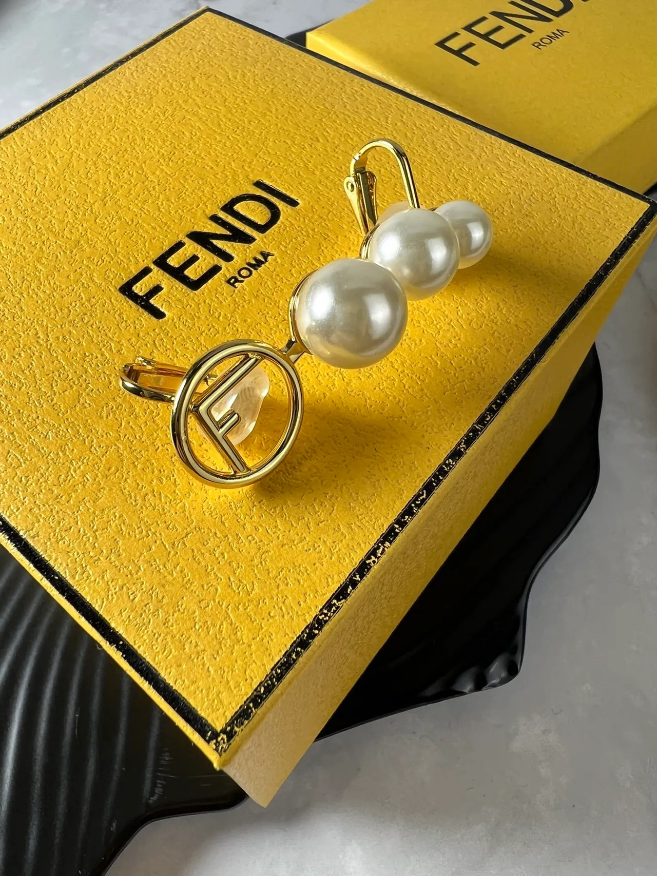 Fendi FF لؤلؤ ثلاثي لؤلؤ أقراط كليب أون 3