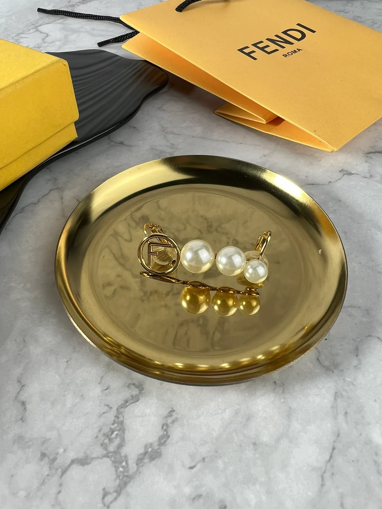 Fendi FF لؤلؤ ثلاثي لؤلؤ أقراط كليب أون 4