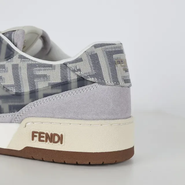 Fendi First ग्रे-बीज लो-टॉप सुड मोनोग्राम टेक्सटाइल लाइफस्टाइल स्नीकर्स 4