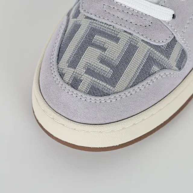 Fendi First ग्रे-बीज लो-टॉप सुड मोनोग्राम टेक्सटाइल लाइफस्टाइल स्नीकर्स 5