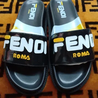 Fendi Roma sangle logo pantoufles noires