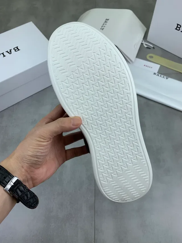 Bally Lifestyle Sneaker رمادي أحمر جلد علوي أصابع مثقوبة Lifestyle Sneakers 2