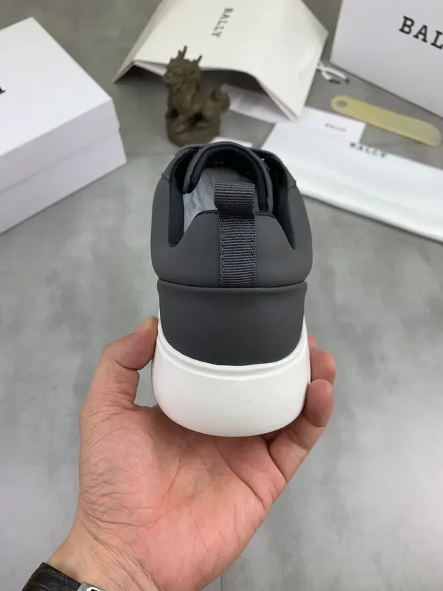 Bally Lifestyle Sneaker رمادي أحمر جلد علوي أصابع مثقوبة Lifestyle Sneakers 3