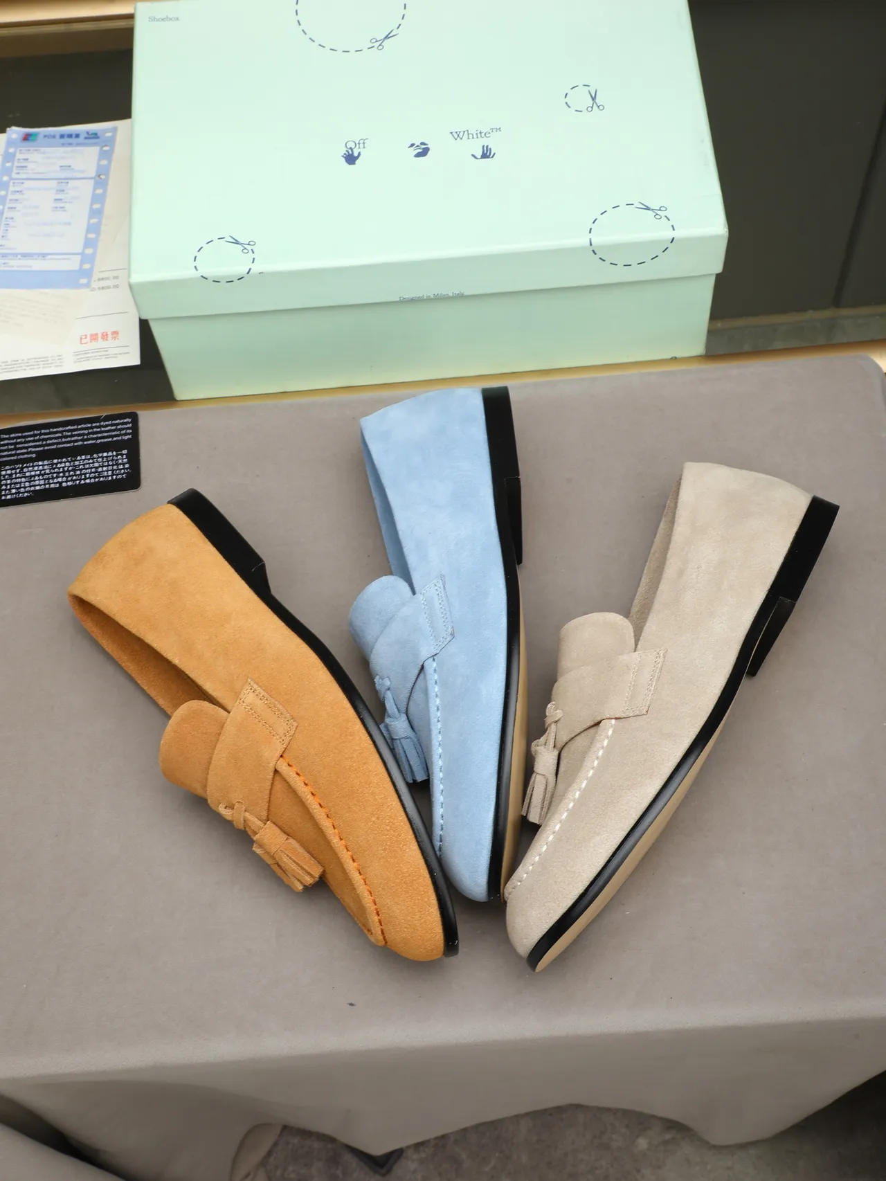 Mocassin en daim beige et noir avec franges 2