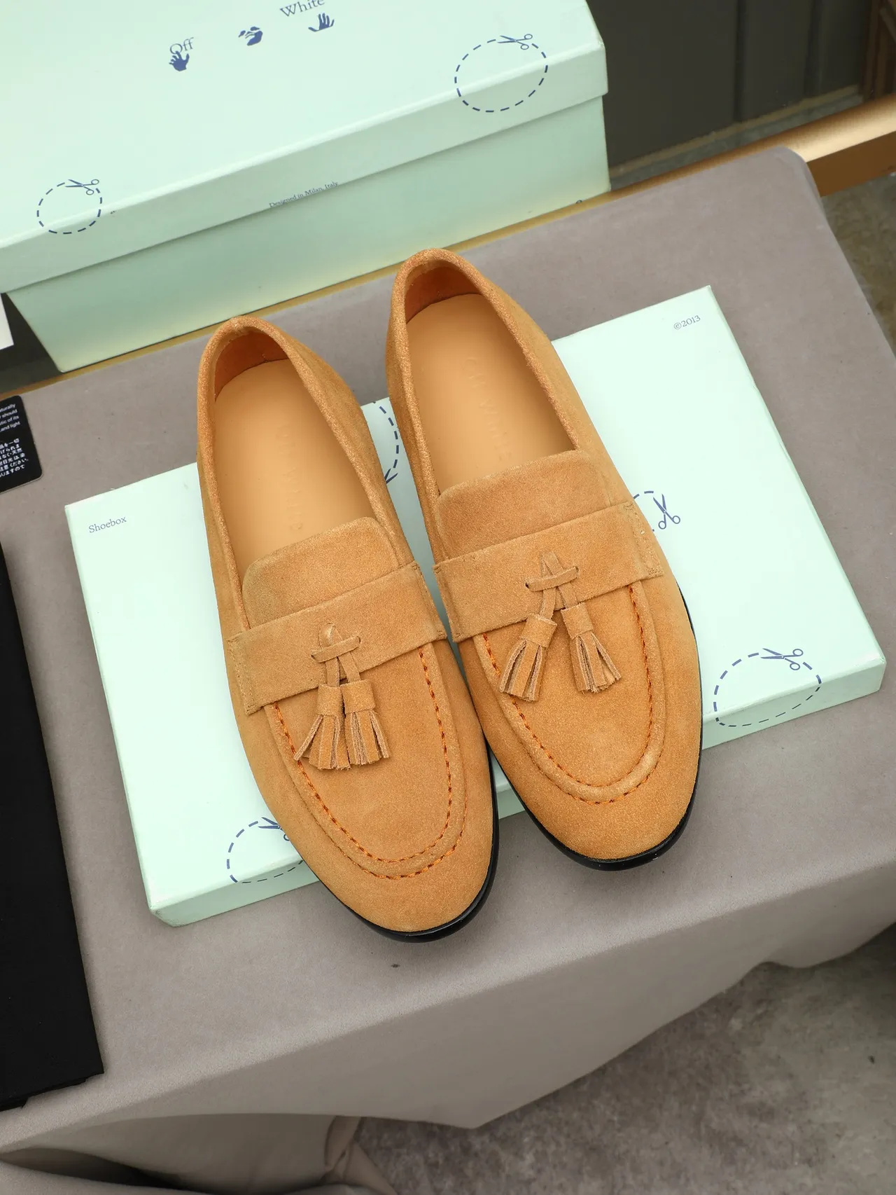 Mocassin en daim beige et noir avec franges 3