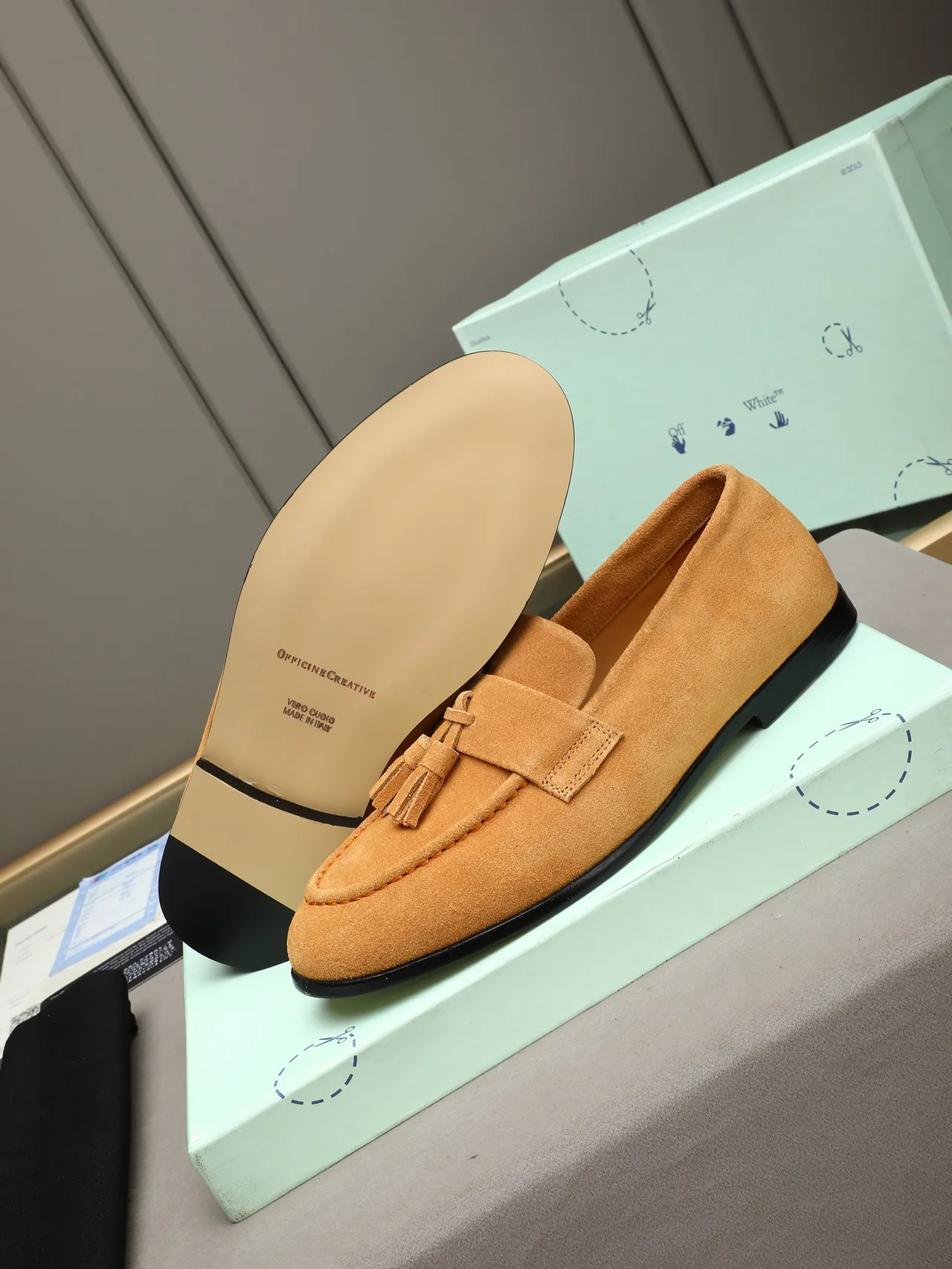 Mocassin en daim beige et noir avec franges 4