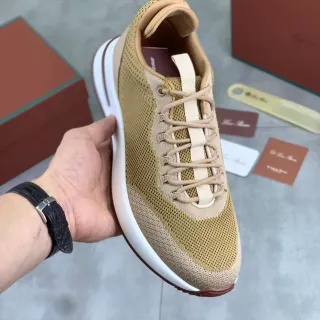 Zapatillas beige y marrón con upper de malla de punto y suela contrastante