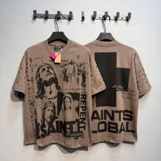 Camiseta oversized beige con estampado gráfico y tachuelas