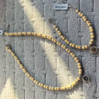 Collier en bois beige avec perles argentées