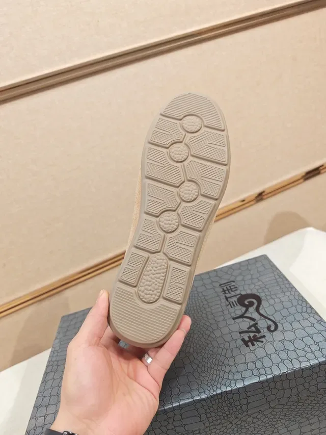 Zapato Casual de Ante Beige de Bajo Perfil con Cordones 2