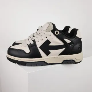 Zapatillas lifestyle de color negro y crema Arrow-Logo